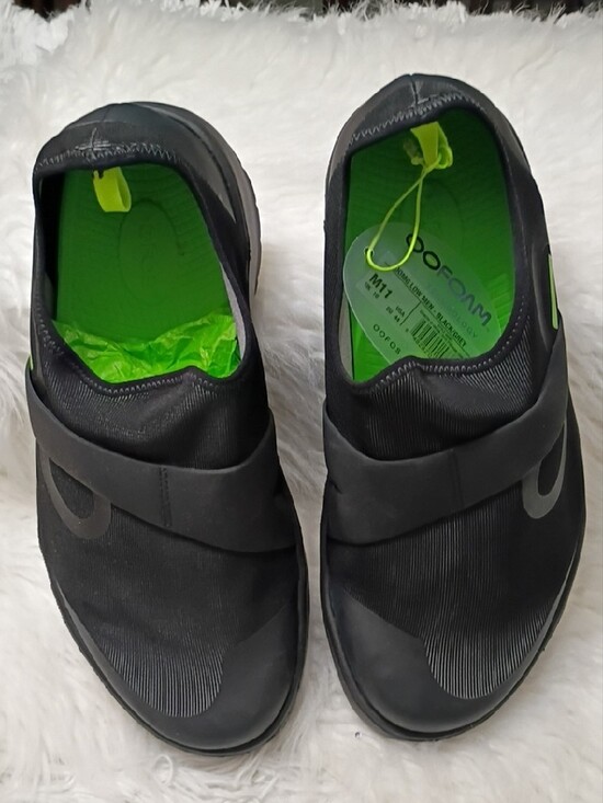 OOFOS OOmg Low Shoes Mens Black Slip-On Recovery Loafers with Lime Green Accents main image 4